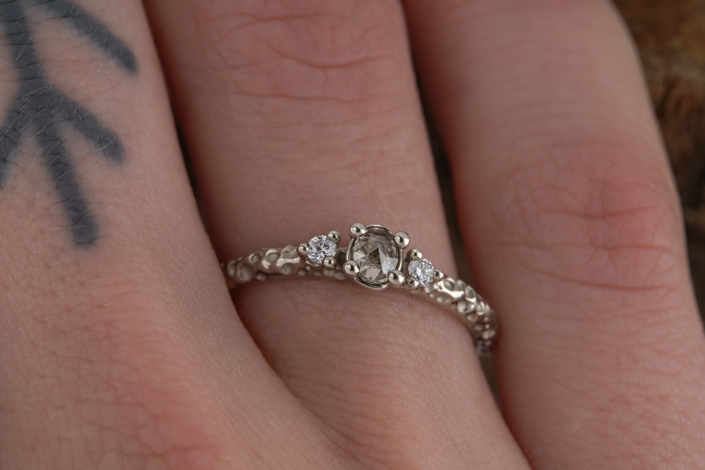 Balto aukso žiedas su deimantais