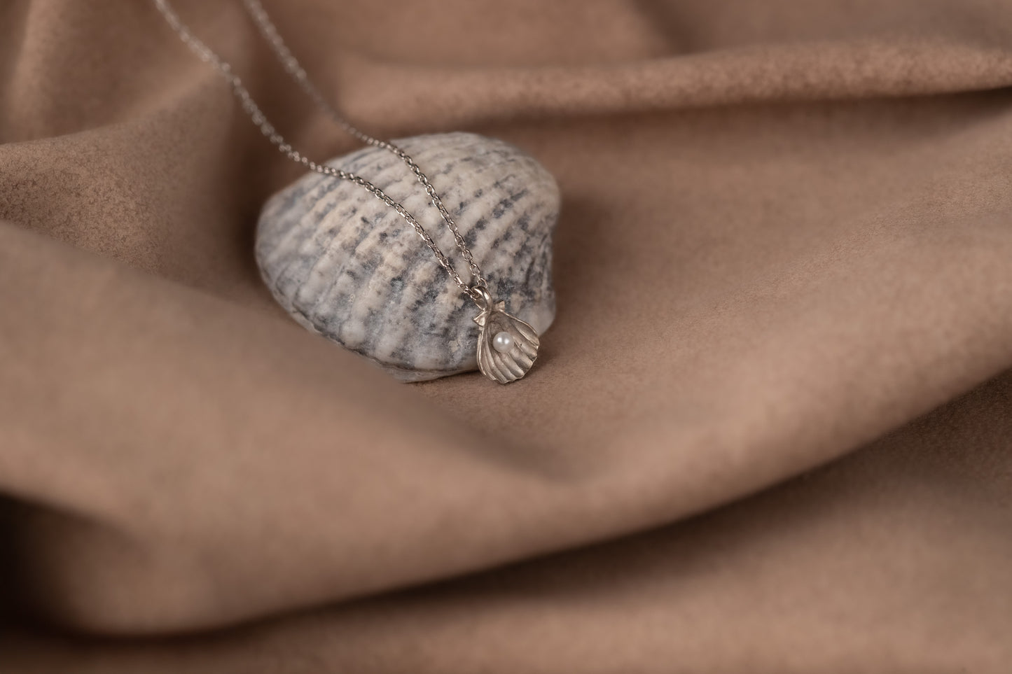 Balto aukso pakabukas "Kriauklyte"