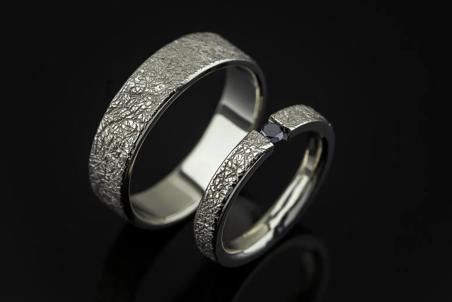Balto aukso vestuviniai žiedai su tekstūra ir deimantu