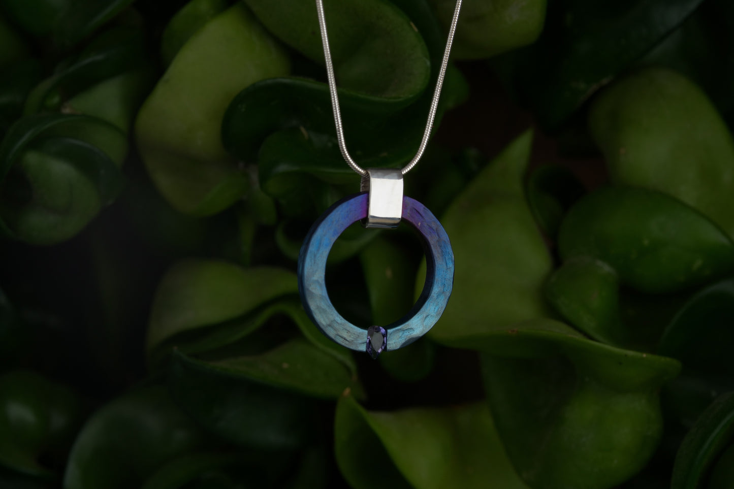 Titano ir sidabro pakabukas su violetiniu safyru