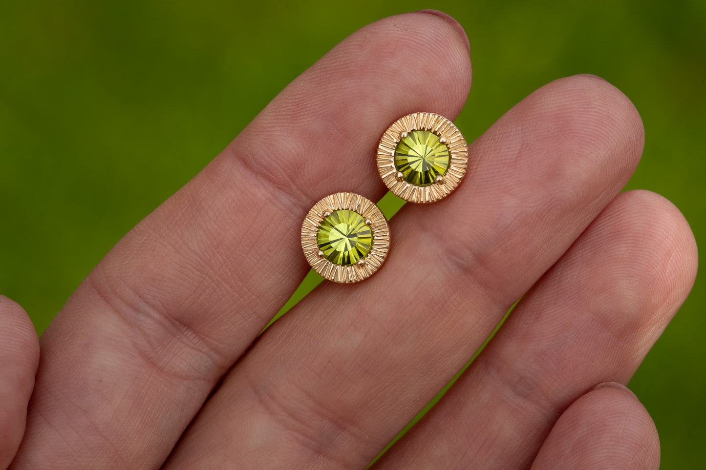 Geltono aukso auskarai su žaliais peridotais