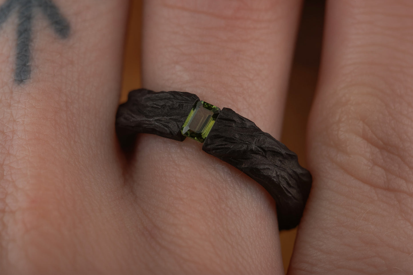Juodintas titano žiedas su žaliu safyru