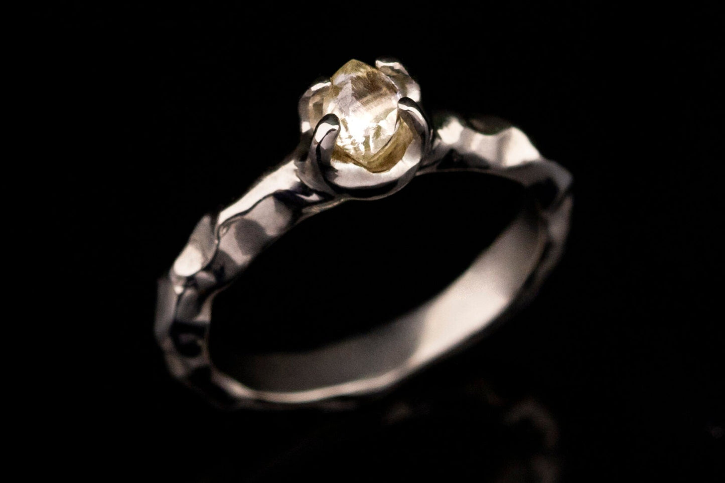 Balto aukso sužadėtuvių žiedas su neapdirbtu deimantu