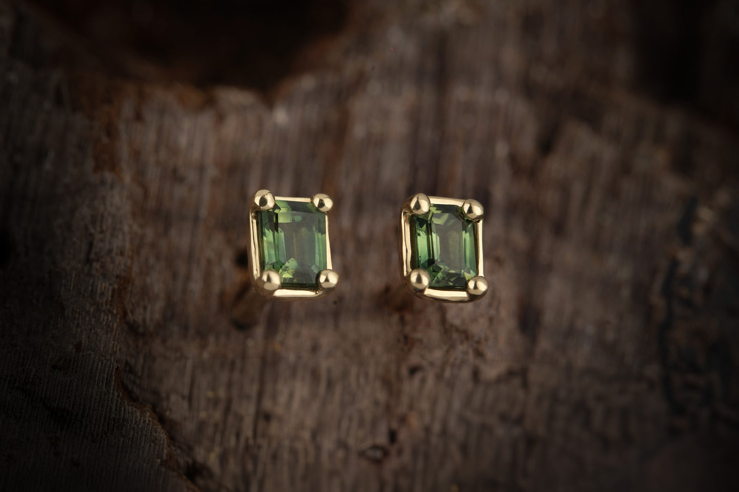 Geltono aukso stačiakampiai auskarai su safyrais