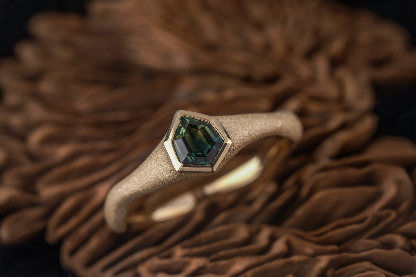 Geltono aukso žiedas su safyru