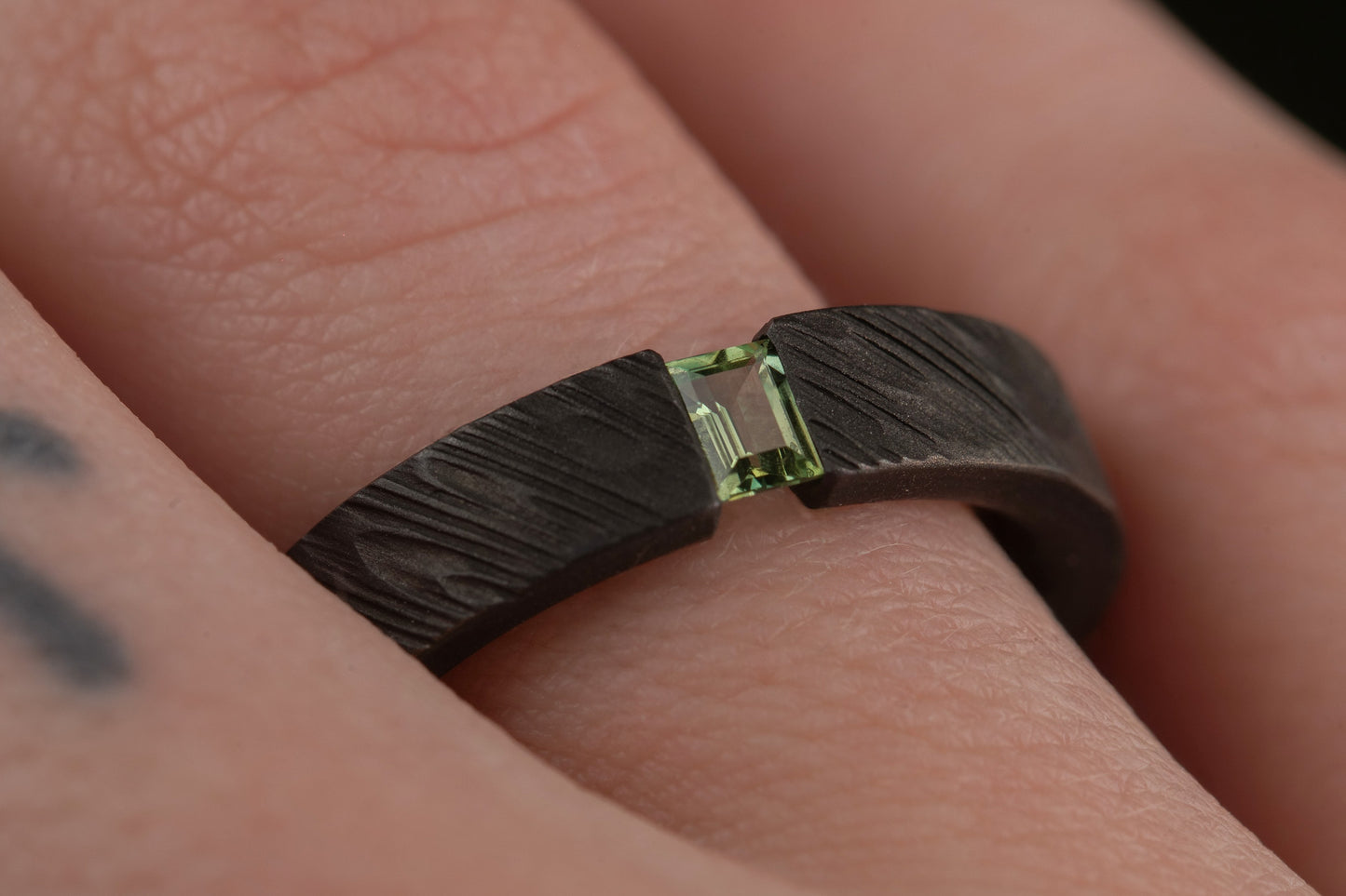 Juodintas titano žiedas su žaliu safyru