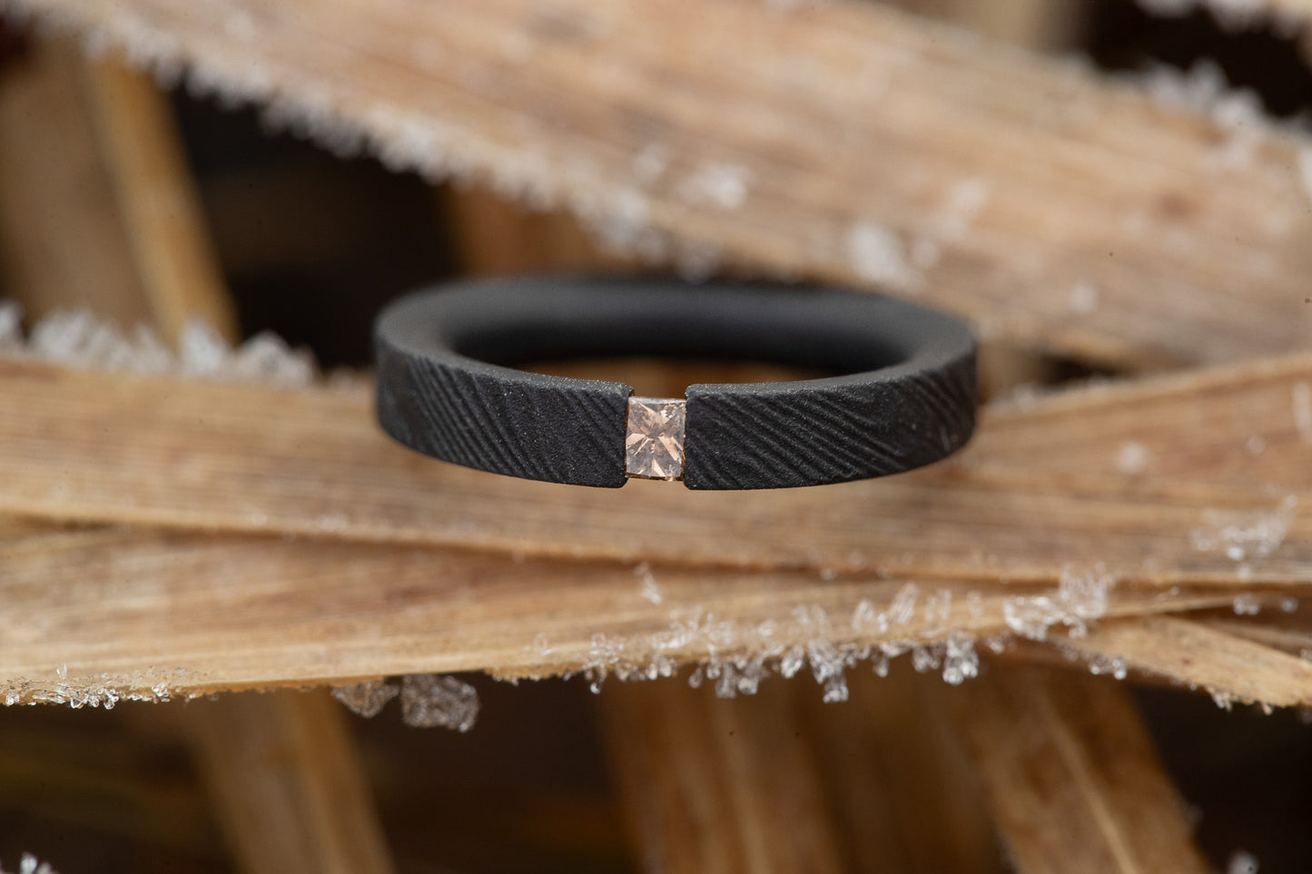 Juodinto titano žiedas su deimantu