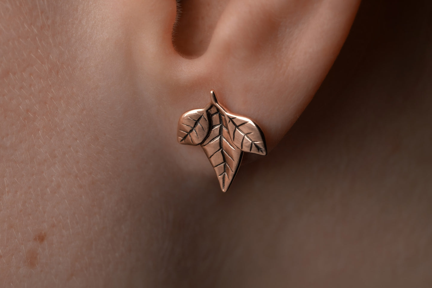 Raudono aukso auskarai lapeliai