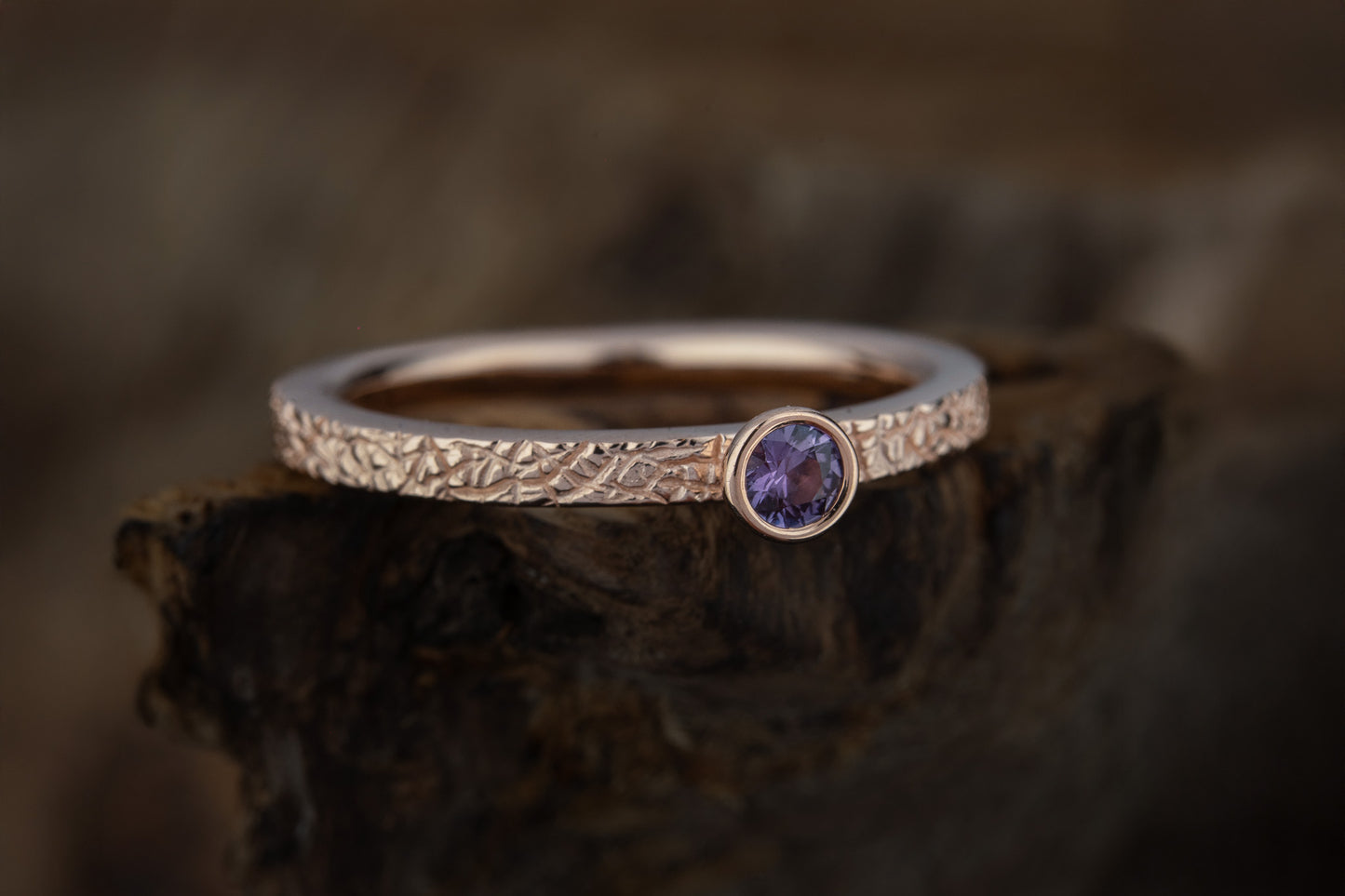 Raudono aukso žiedas su safyru