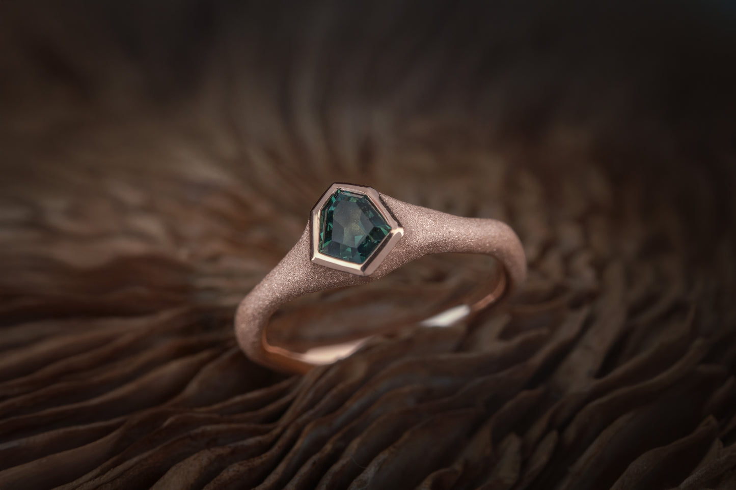 Raudono aukso žiedas su safyru