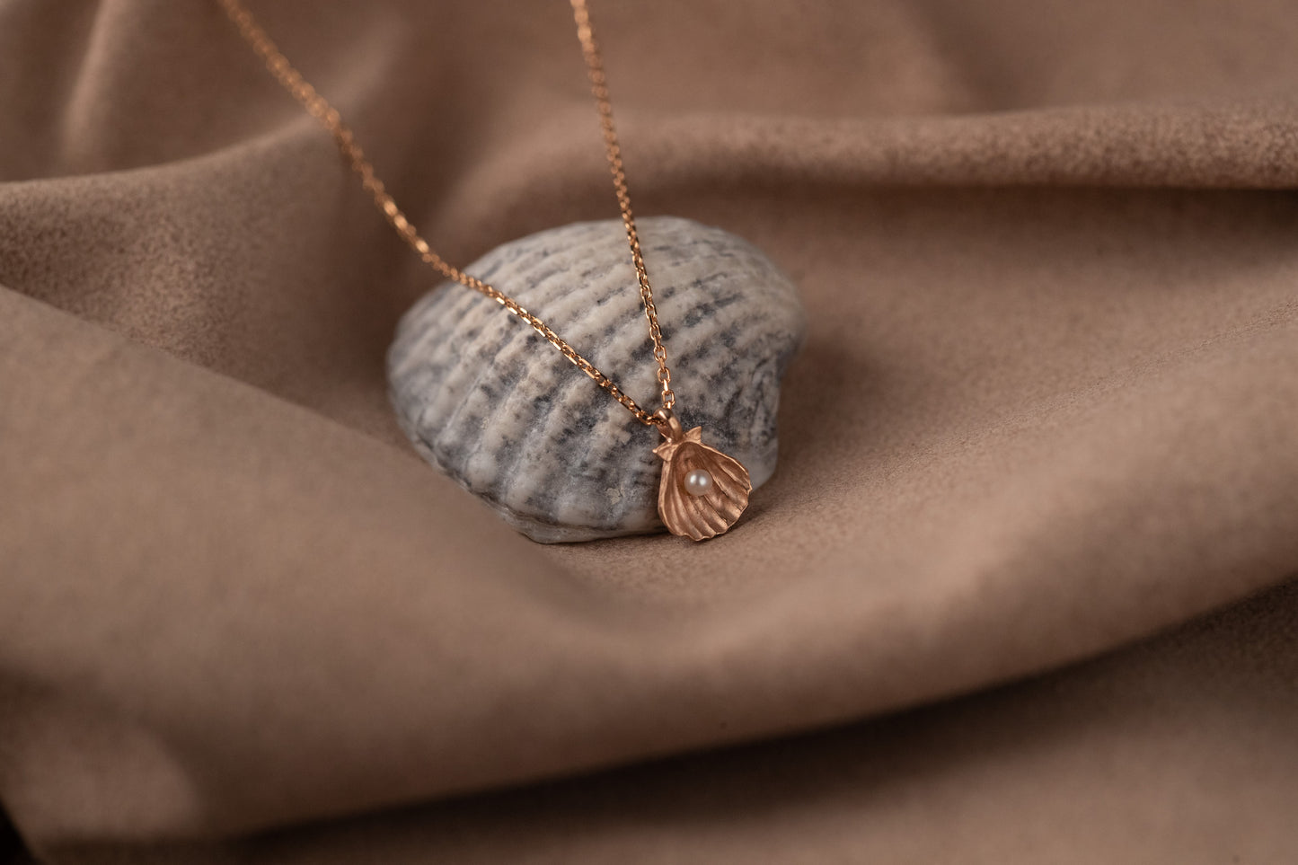 Raudono aukso pakabukas "Kriauklyte"