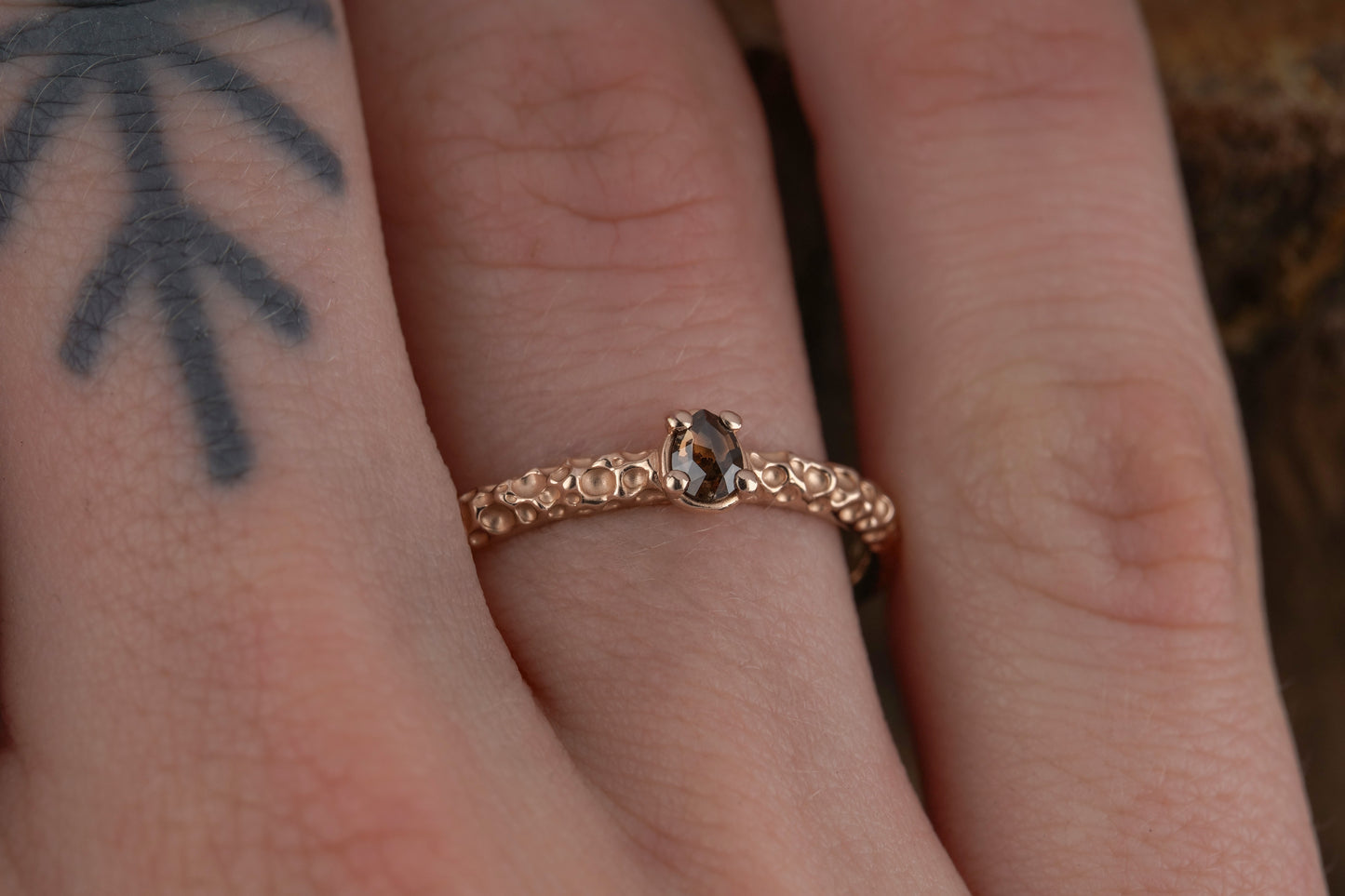 Raudono aukso žiedas su salt & pepper deimantu