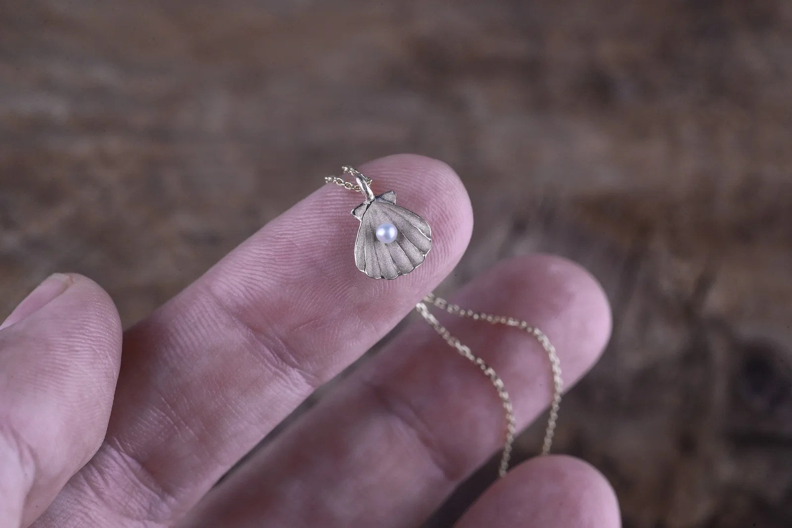 Pakabukas kriauklė iš geltono aukso