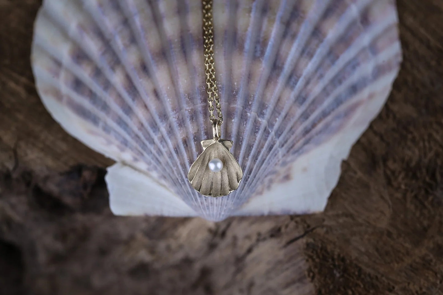 Pakabukas kriauklė iš geltono aukso