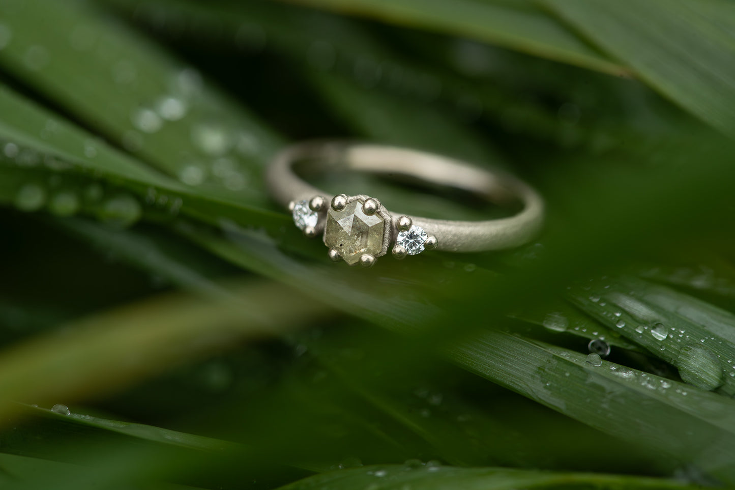 Balto aukso žiedas su deimantu ir briliantais