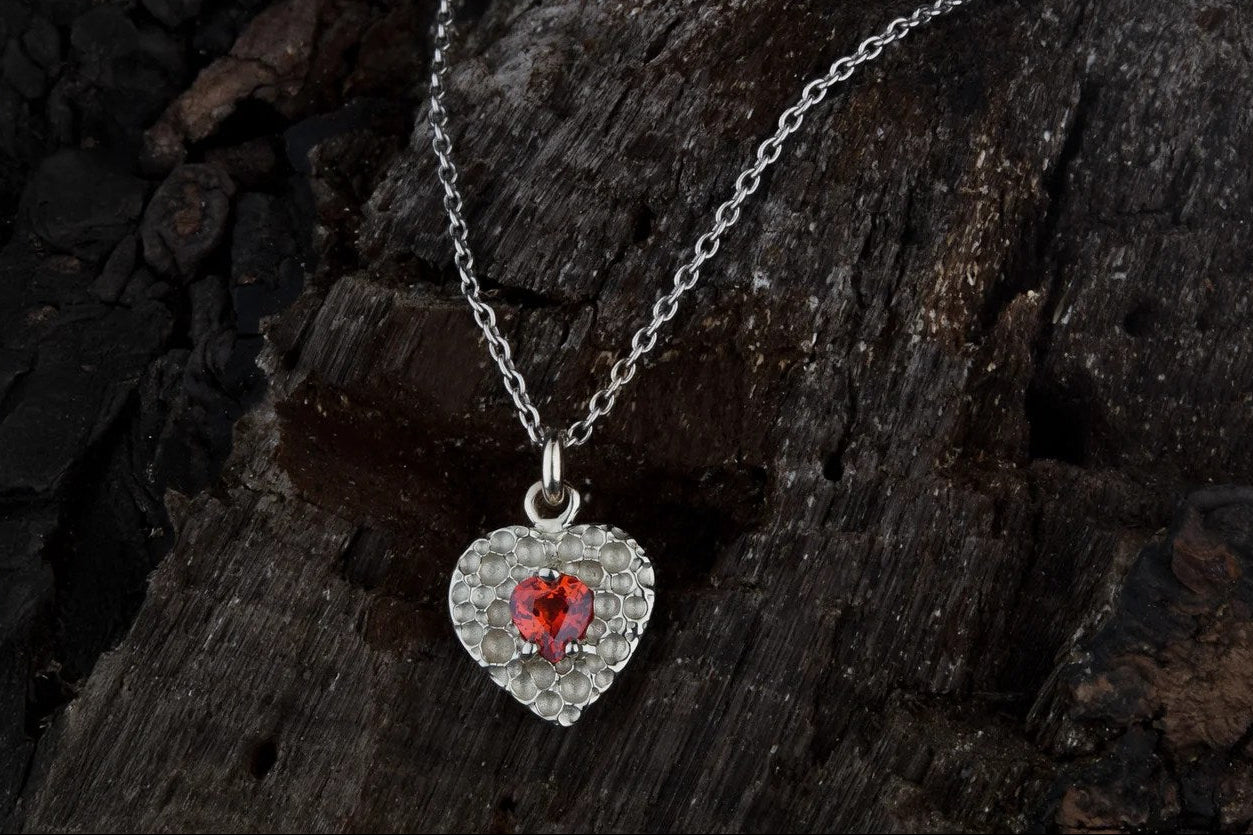 Auksinis širdelės formos pakabukas su raudonu safyru