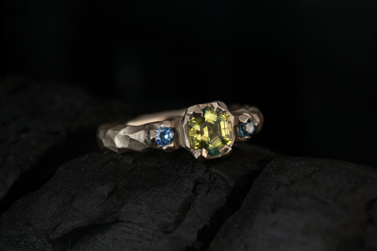 Autorinis balto aukso žiedas su safyrais