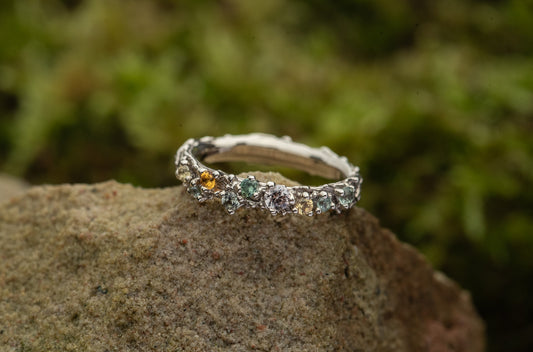 Balto aukso žiedas su spalvingais safyrais