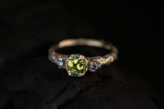 Vienetinis balto aukso žiedas su safyrais