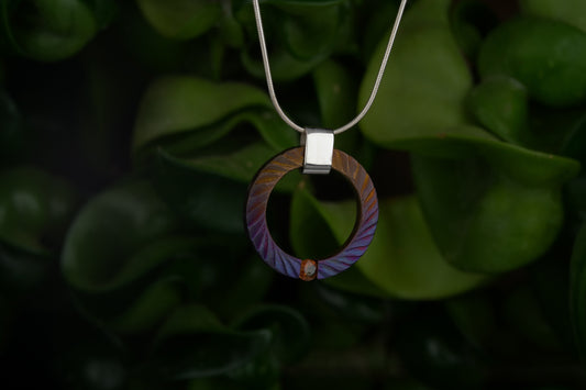 Titano ir sidabro pakabukas su geltonu safyru