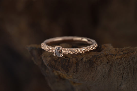 Raudono aukso žiedas su salt & pepper deimantu