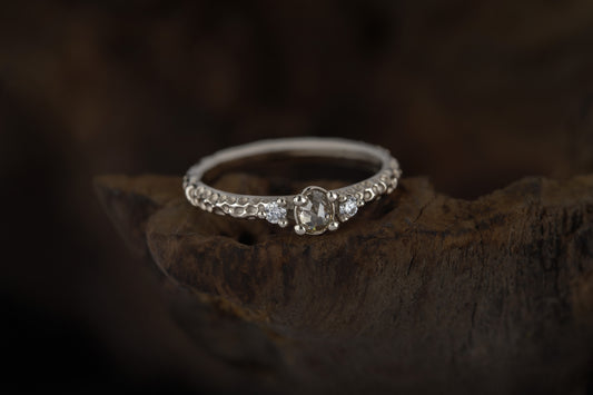 Balto aukso žiedas su deimantais