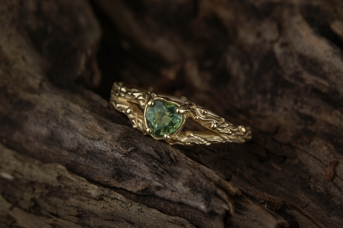 Geltono aukso žiedas su safyru