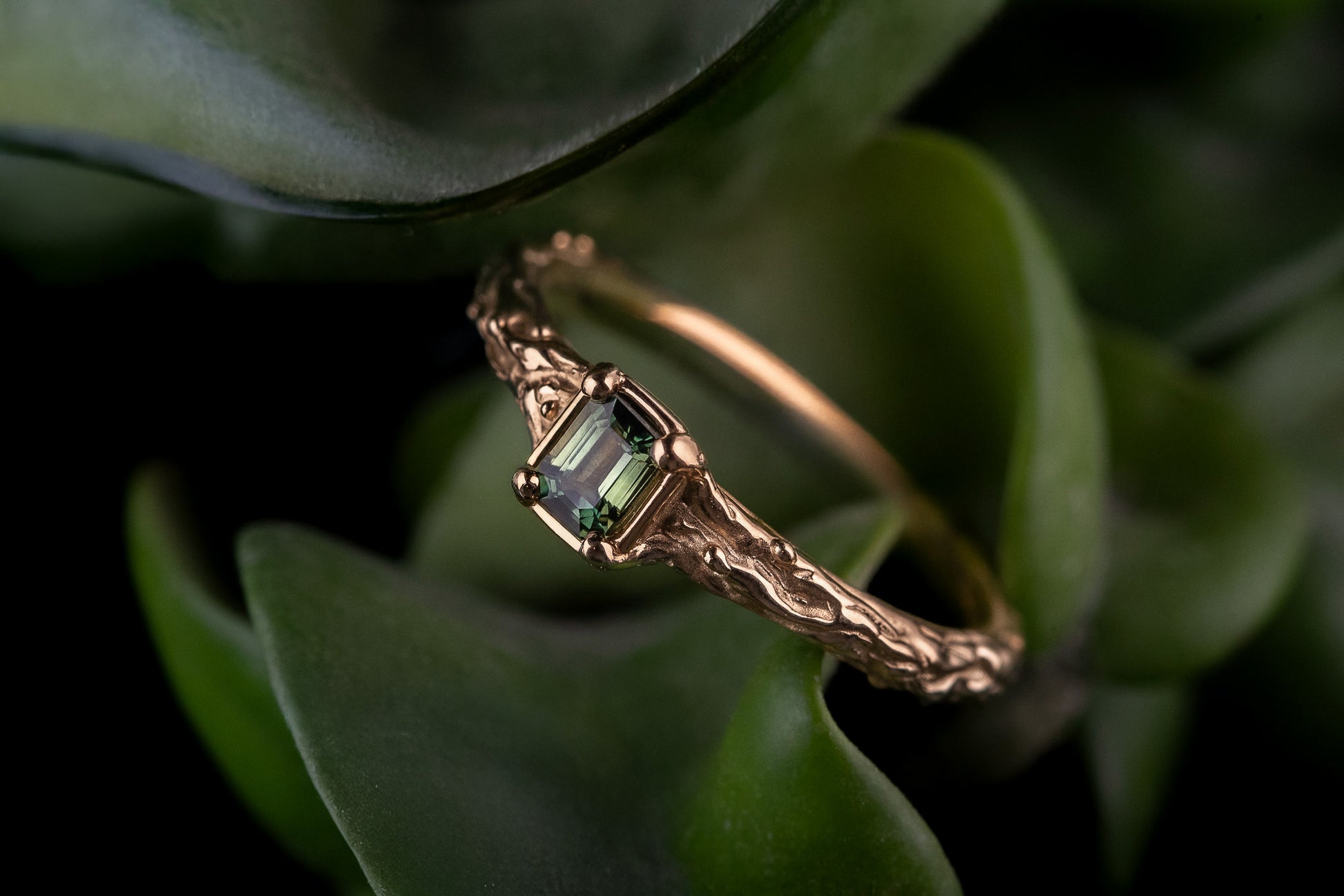 Geltono aukso žiedas su emerald cut žaliu safyru