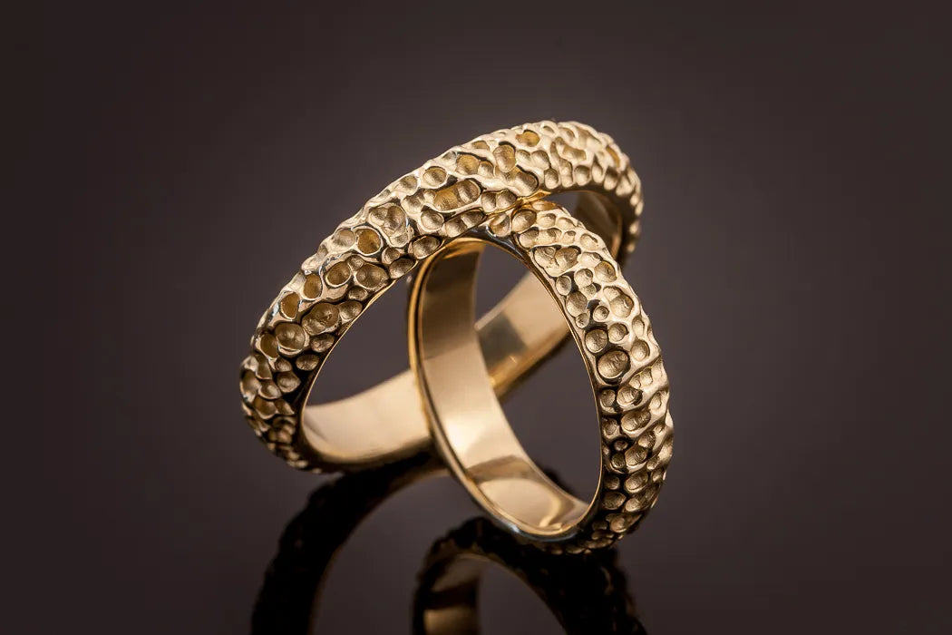 Geltono aukso vestuviniai žiedai su ryškia tekstūra