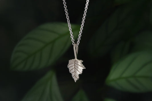 Balto aukso pakabukas "Beržo lapelis"