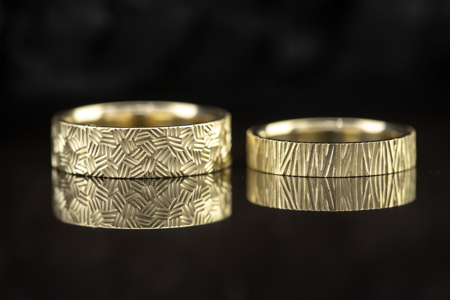 Skirtingi vestuviniai žiedai iš geltono aukso