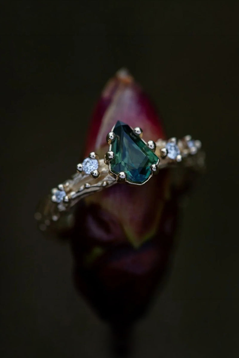 Yellow gold ring with sapphire and diamonds