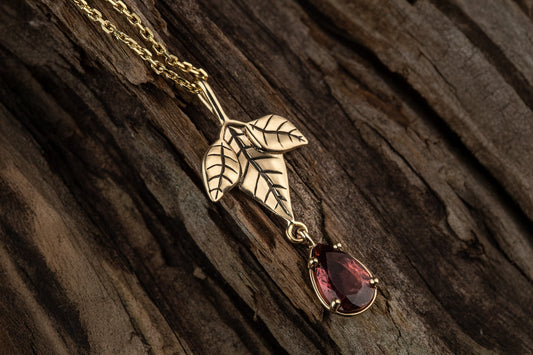 Geltono aukso pakabukas su turmalinu