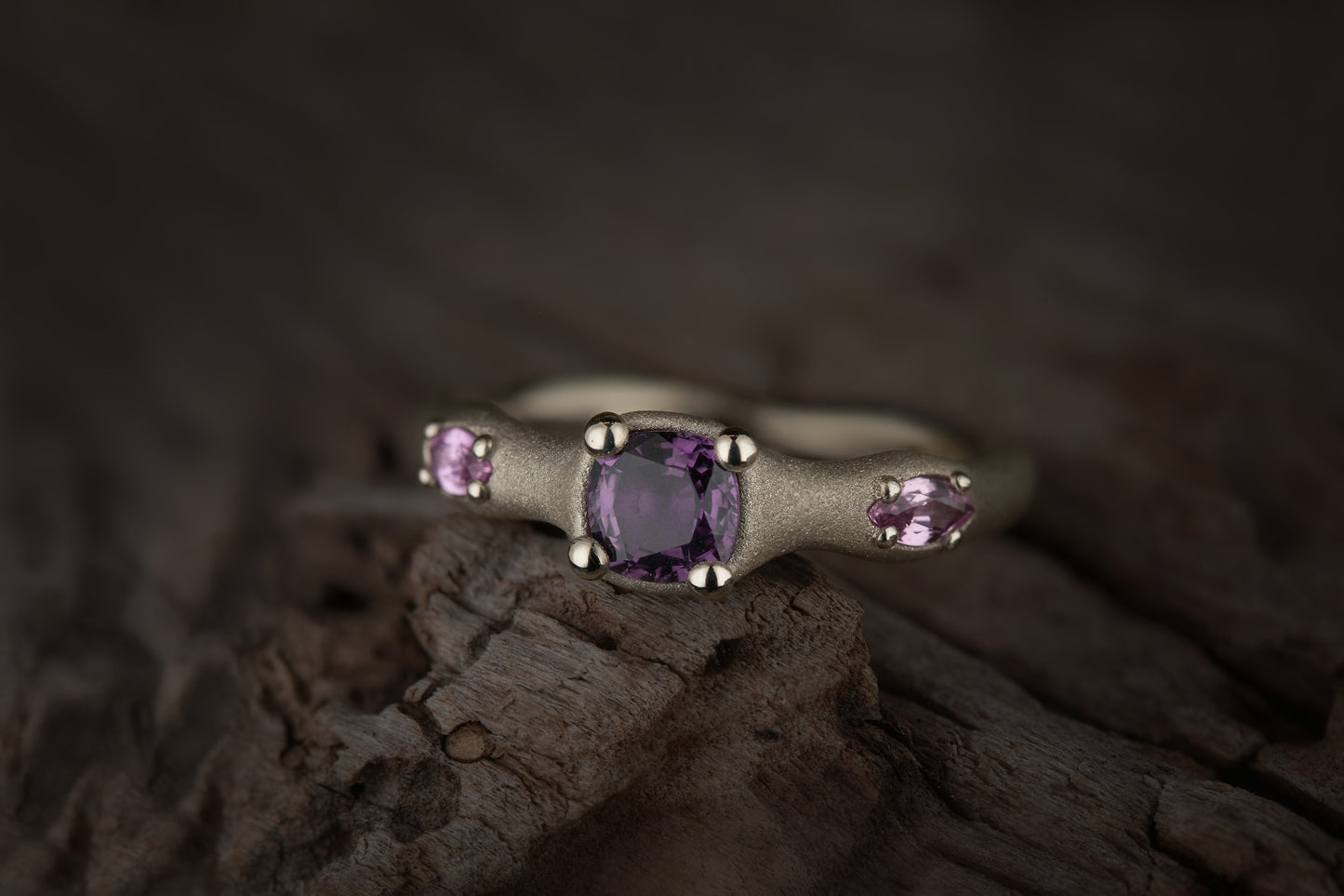 Balto aukso žiedas su safyrais