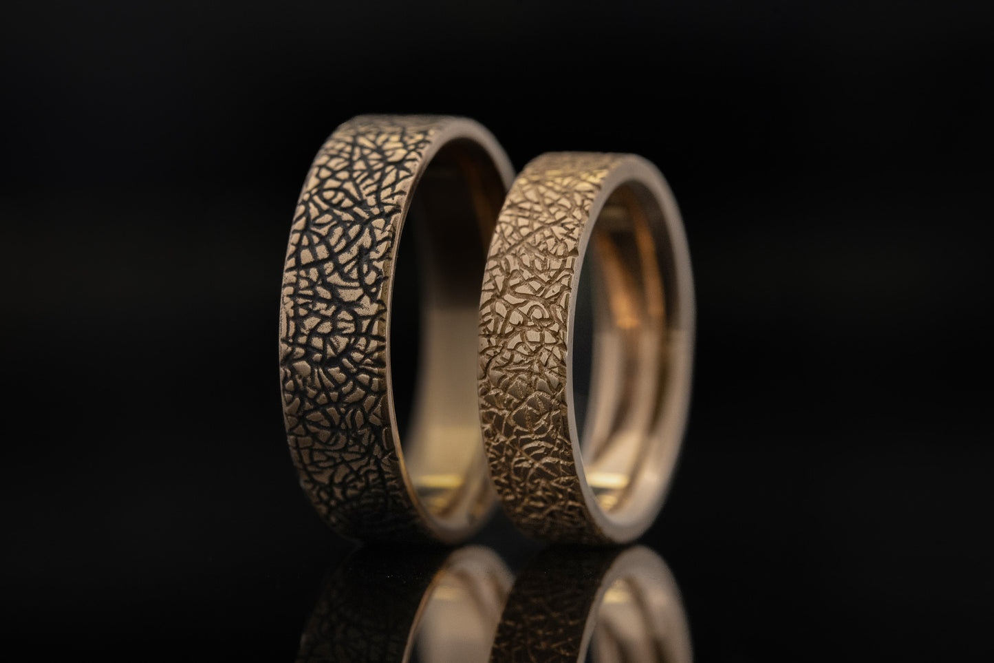 Modernūs vestuviniai žiedai iš raudono aukso.