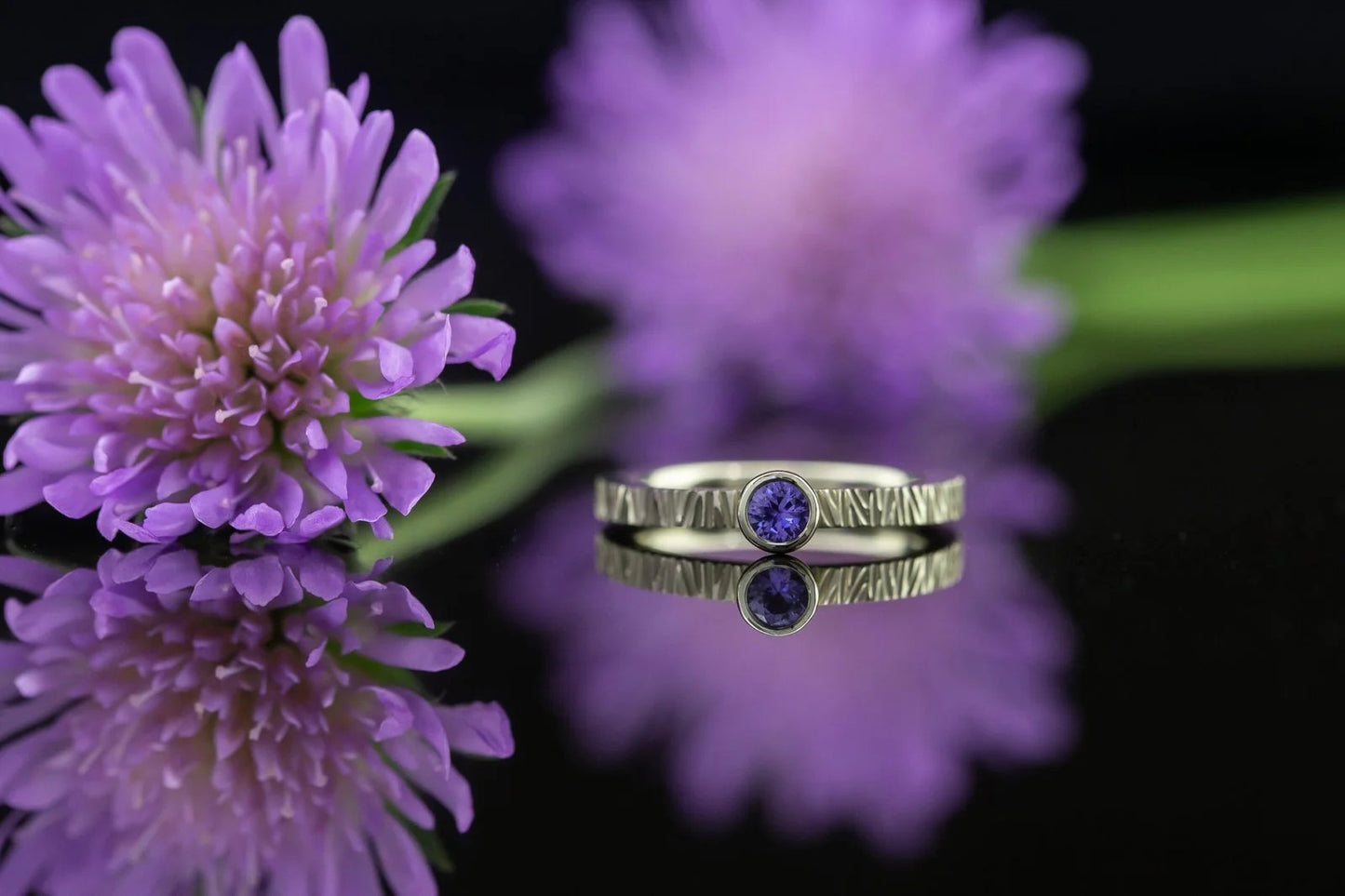 Balto aukso sužadėtuvių žiedas su safyru