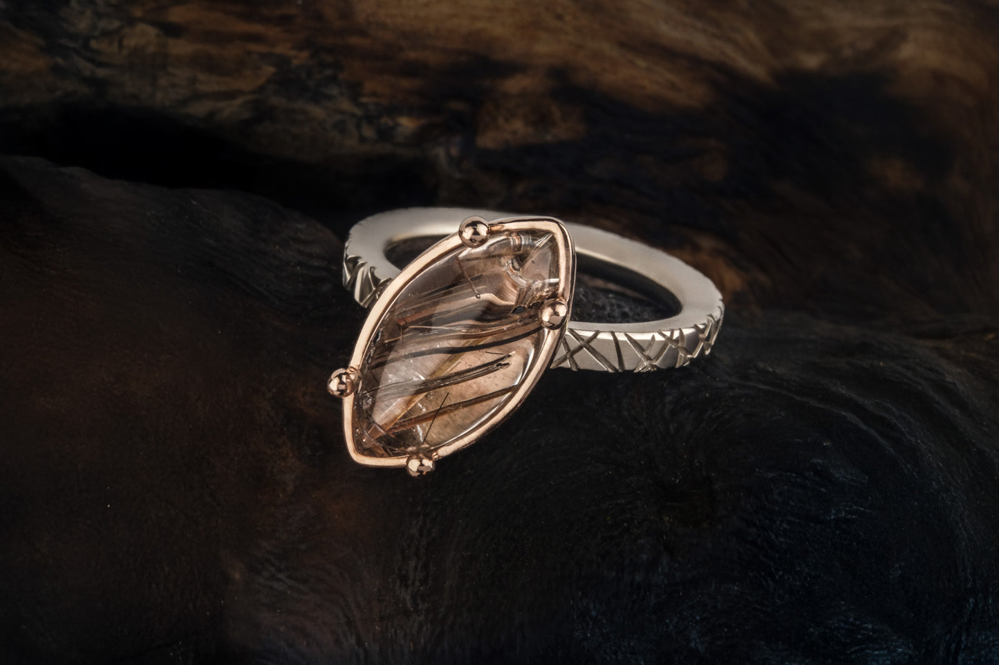 balto ir raudono aukso žiedas