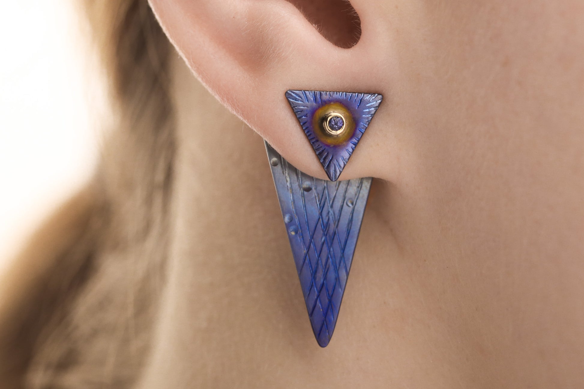 Titaniniai ear jacket tipo auskarai su safyrais
