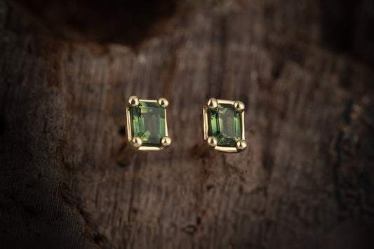 Geltono aukso stačiakampiai auskarai su safyrais