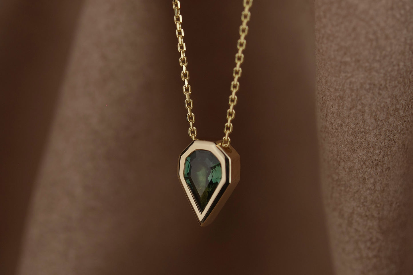 geltono aukso kaklo papuošalas su safyru 
