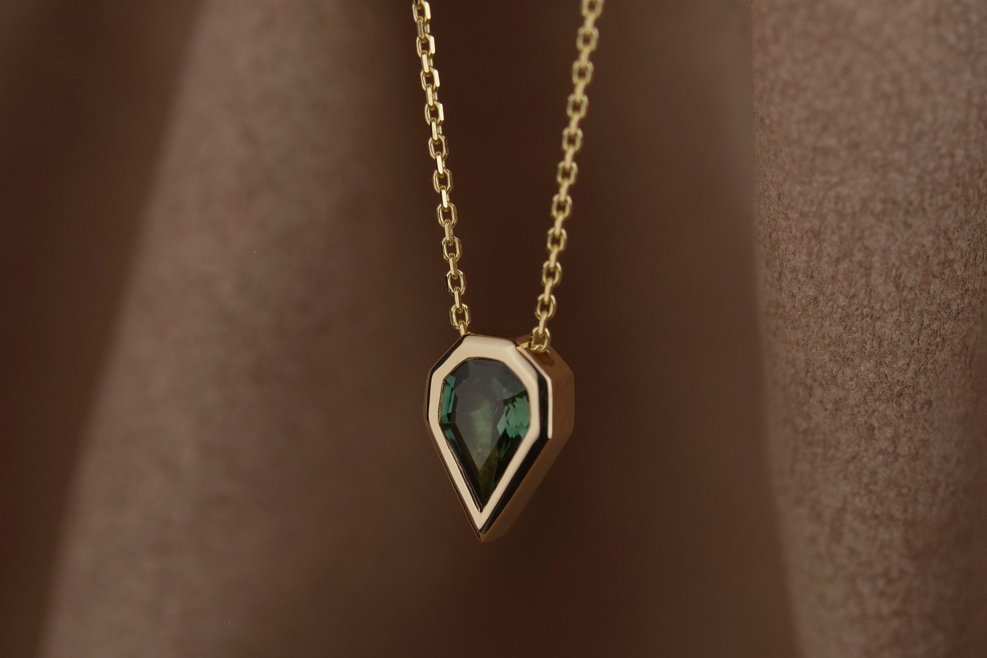 geltono aukso kaklo papuošalas su safyru 
