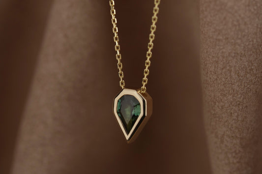 geltono aukso kaklo papuošalas su safyru 
