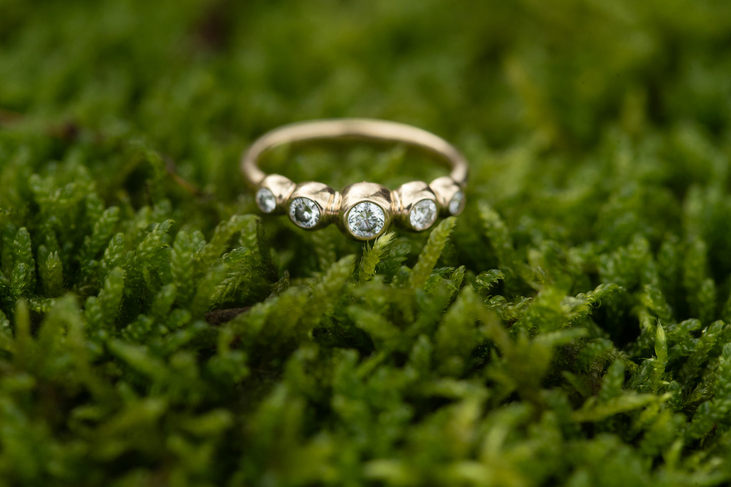 Geltono aukso žiedas su briliantais