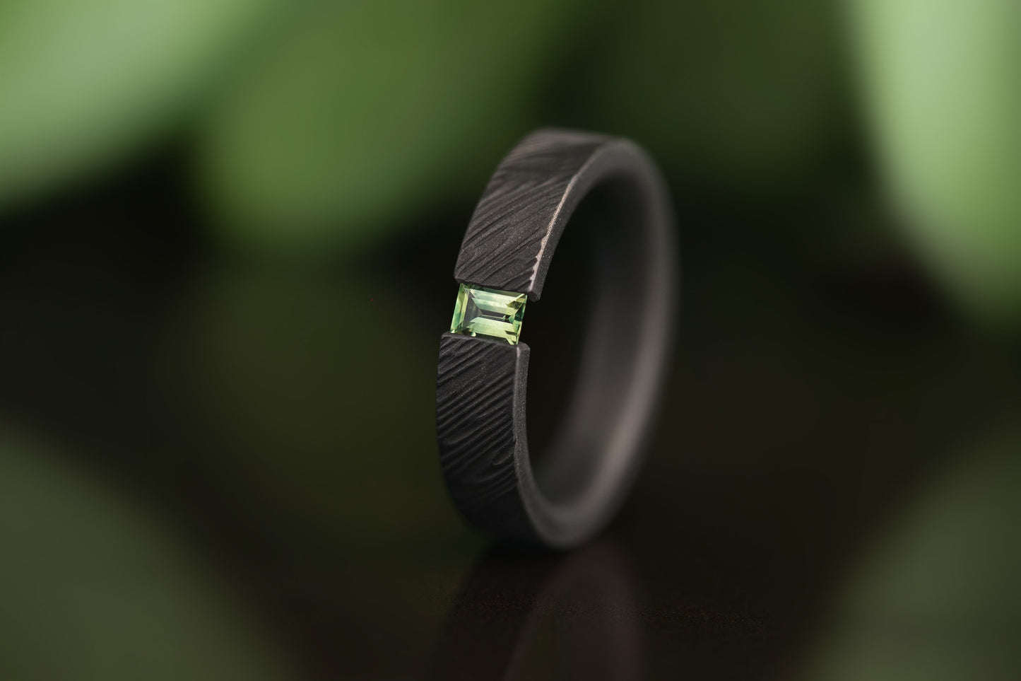 Juodintas titano žiedas su žaliu safyru
