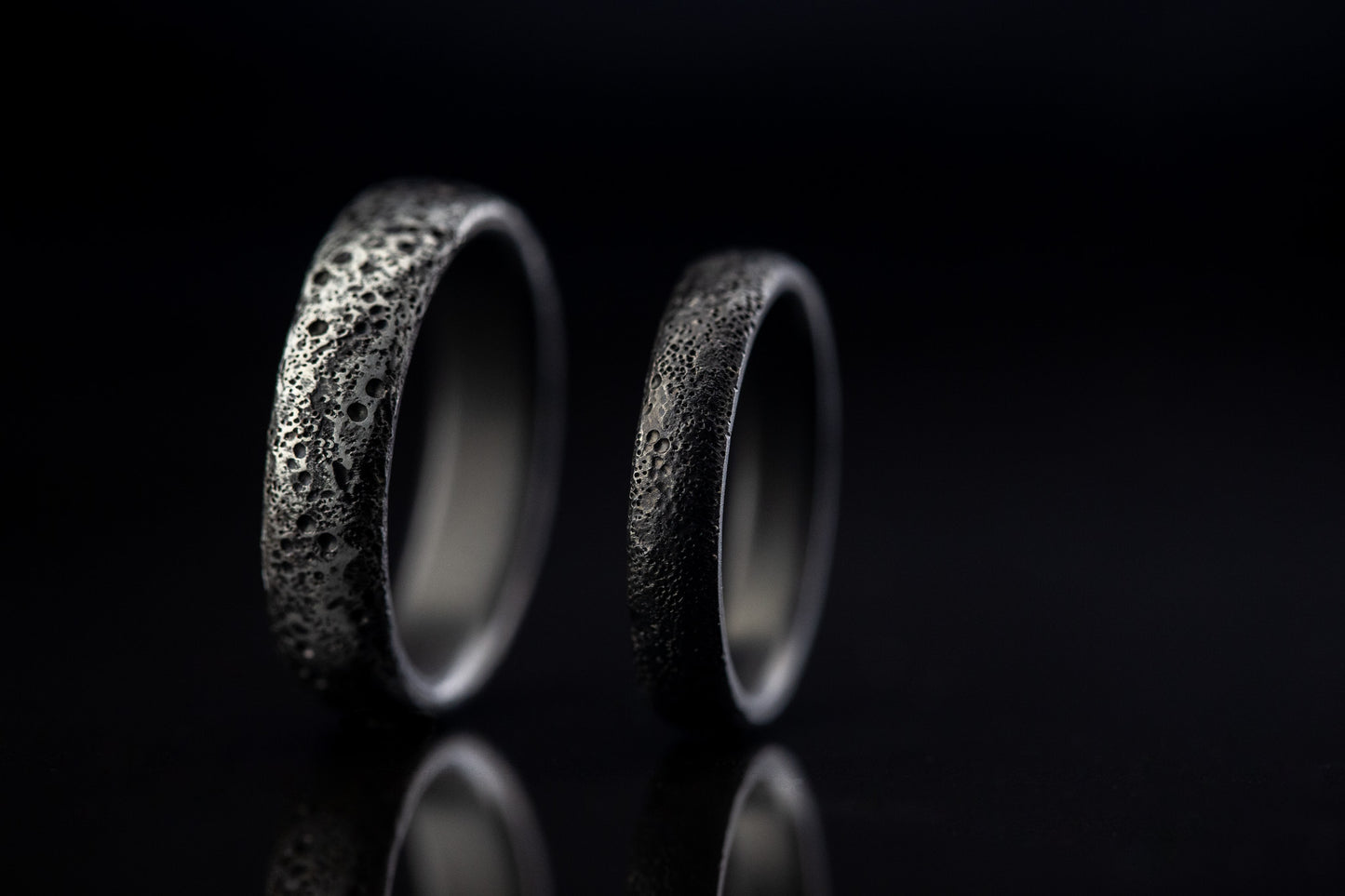 Juodi titano žiedai su lavos tekstūra