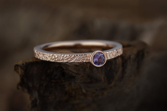 Raudono aukso žiedas su safyru