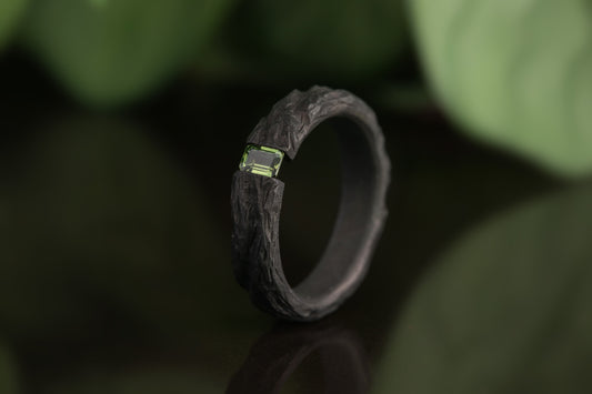 Juodintas titano žiedas su žaliu safyru
