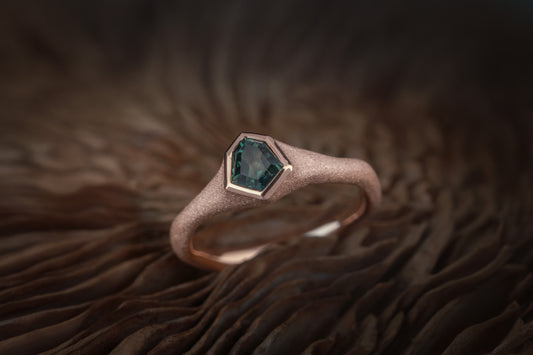 Raudono aukso žiedas su safyru