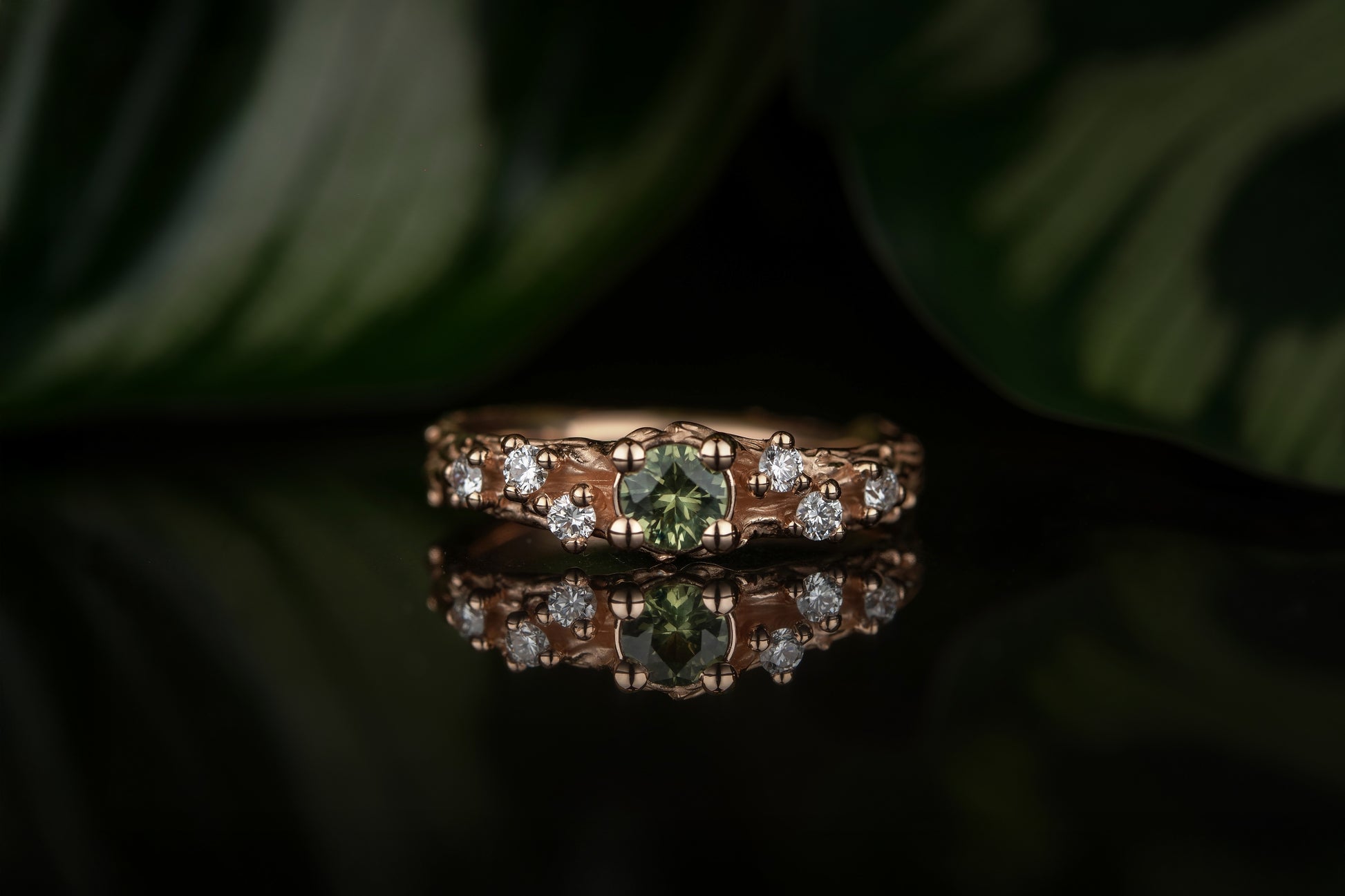 raudono aukso žiedas su briliantais 