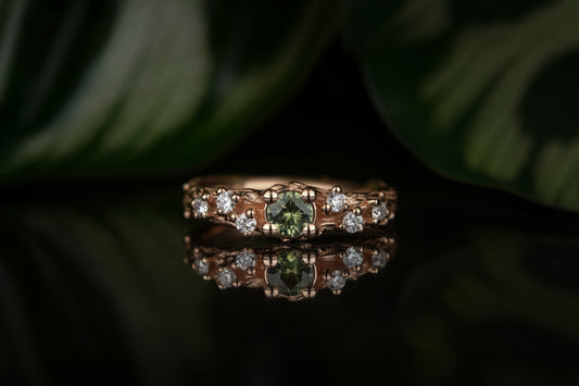 raudono aukso žiedas su briliantais 